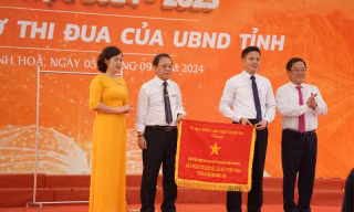 Trường Liên cấp Fansipan đón nhận cờ thi đua của tỉnh Thanh Hóa