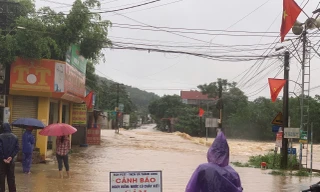 Nước lũ ở Thanh Hóa lên, cuốn trôi nữ công nhân và một xe tải