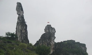 Thanh Hoá: Hòn Vọng Phu bị sét đánh sạt lở