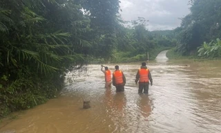 Hai vợ chồng ôm cây luồng bơi qua suối chảy xiết, người vợ bị lũ cuốn mất tích