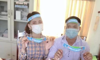 Thanh niên làm mũ chống giọt bắn tặng các tổ bầu cử