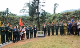 Khám bệnh, cấp phát thuốc cho người dân khu vực biên giới Cửa khẩu Quốc tế Na Mèo
