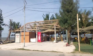 Tháo dỡ loạt hạng mục trái phép trên bờ biển ở Thanh Hóa