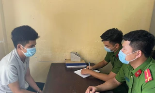 Mặc áo ngành y để 'thông chốt' đi mua ma túy 