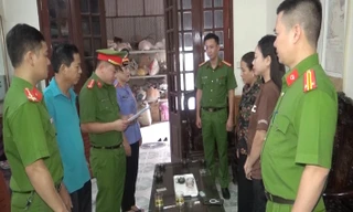 Livestream bán hàng hiệu fake, một hotgirl và mẹ chồng bị khởi tố