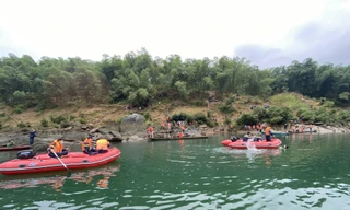 Nỗ lực tìm kiếm 3 nạn nhân bị lật thuyền mất tích trên sông Mã