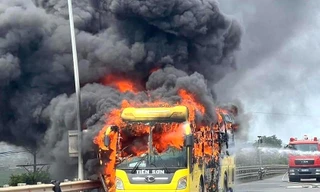 Xe giường nằm bốc cháy ngùn ngụt, 40 hành khách nháo nhào chạy thoát thân 