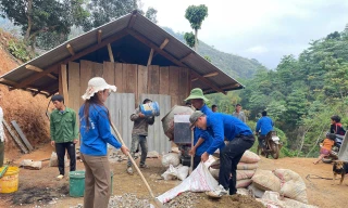 Thanh niên tình nguyện Thanh Hóa tiếp sức thi công xây nhà cho hộ nghèo
