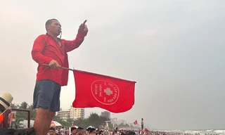 Cứu hộ nhiều du khách tắm vùng nước xoáy nguy hiểm ở biển Sầm Sơn