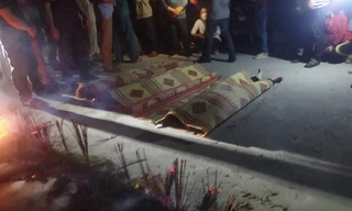 Xe máy điện chở 4 lao xuống mương, 3 học sinh tử vong