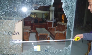 Hai kẻ bịt mặt nổ súng vào nhà dân trong đêm