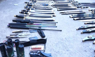 Phát hiện kiện hàng gửi qua bưu điện gồm toàn... đao, kiếm