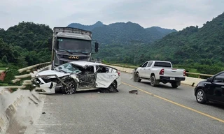 Ô tô tải văng khỏi cầu sau tai nạn liên hoàn, 6 người thương vong