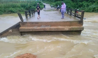 Lũ làm gãy đứt, trôi đoạn cầu Bến Nhạ ở Thanh Hóa