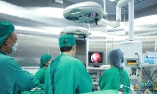 Khó thở, ho nhiều về đêm, đi khám phát hiện đỉa trâu sống trong khe mũi 