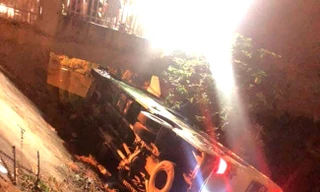 Xe chở 30 học sinh Thanh Hóa đi chụp ảnh kỷ yếu bị lật: Nhà trường nói gì?