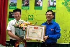 Trao bằng khen cho tài xế cứu sống cô gái nhảy cầu tự vẫn