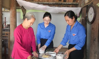 Ấm lòng bữa cơm tri ân tại gia đình Mẹ Việt Nam anh hùng