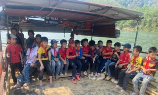 Học trò vùng khó ở làng Bèo Bọt mong có cầu qua sông