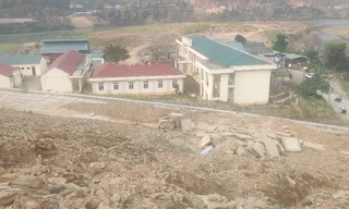 Thanh Hóa: Kè chống sạt lở uy hiếp, thầy trò trường nội trú 'dắt díu nhau' đi học nhờ