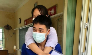 Nữ sinh bị teo cả hai chân cháy bỏng ước mơ vào đại học