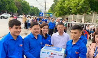 Bí thư thứ nhất T.Ư Đoàn Nguyễn Anh Tuấn động viên thanh niên tình nguyện hỗ trợ kỳ thi THPT