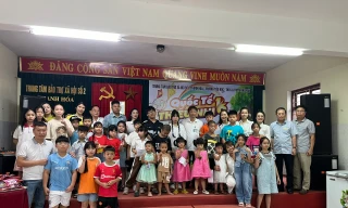 Học sinh dùng tiền thưởng, tiền tiết kiệm chia sẻ với trẻ em, người có hoàn cảnh khó khăn