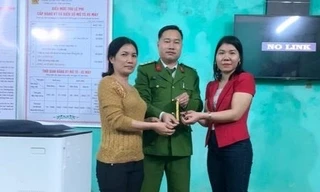 Cô giáo nhặt được dây vàng 50 triệu đồng, tìm trả người đánh mất