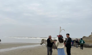 Thanh Hoá: Giá rét, nhiều người vẫn đi biển Sầm Sơn cầu bình an