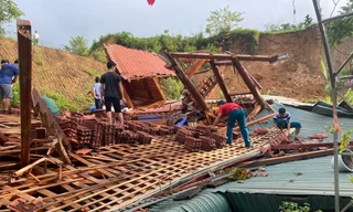 Sập nhà ở Thanh Hoá, cả gia đình 3 người mắc kẹt