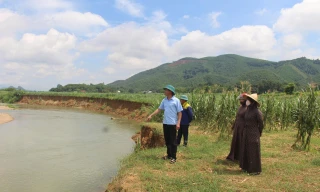 Sạt lở nghiêm trọng bờ sông Âm