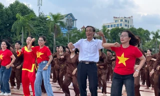 Hiệu trưởng tập vũ đạo, chuẩn bị cổ vũ cho thí sinh Thanh Hóa trước chung kết Olympia