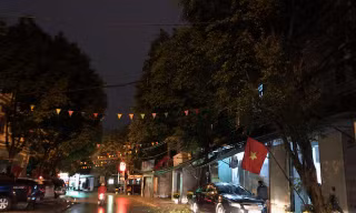 Mưa lớn, lá rụng ngập đường tại TP Thanh Hoá