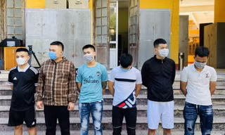 'Khủng bố' người nhà con nợ bằng chất bẩn và vòng hoa 