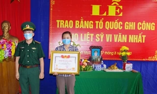 Trao Bằng Tổ quốc ghi công cho thân nhân gia đình liệt sỹ Vi Văn Nhất