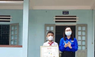 Trao tặng Huy hiệu 'Tuổi trẻ dũng cảm' cho nam sinh lớp 7 cứu người bị nước cuốn trôi