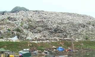 Phát hiện thi thể một trẻ nhỏ trong bãi rác