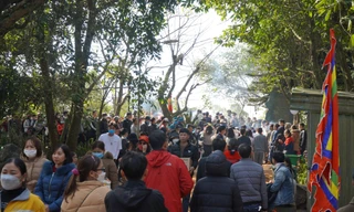 Dòng người về 'mở cổng trời' ở ngàn Nưa