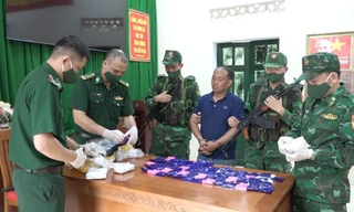 Dùng dao nhọn chống trả khi bị bắt quả tang vận chuyển ma túy qua biên giới 