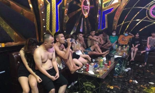 Bắt 23 đối tượng mừng sinh nhật bằng tiệc ma tuý tại quán karaoke