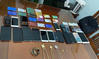 Dùng dao dí vào cổ, khống chế cướp tài sản người đi đường