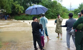 Chiến sỹ bộ đội cứu sống nữ sinh giữa dòng nước lũ