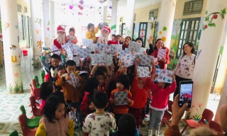 Nhà sách Tiền Phong tặng tủ sách, khu vui chơi, bàn học cho học sinh miền núi 