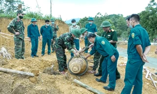 Hủy quả bom còn nguyên kíp nổ được phát hiện dưới nền nhà dân