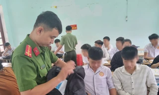 Công an Thanh Hoá đồng loạt kiểm tra tư trang của học sinh sau loạt vụ bạo lực học đường