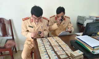 Lực lượng CSGT huyện Quan Sơn kiểm tra giấy phép lái xe giả
