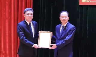 Bí thư Tỉnh ủy Thanh Hóa Trịnh Văn Chiến trao quyết định cho ông Lê Anh Xuân.