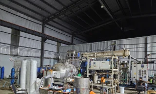 Bên trong xưởng sản xuất khí cười 'khủng' bị triệt phá 