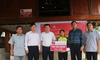 Thanh Hoá: Trao tiền hỗ trợ xây dựng nhà đại đoàn kết cho 100 hộ nghèo ở huyện Quan Sơn