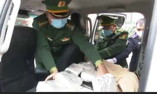 Đối tượng người nước ngoài mang súng áp tải hơn 21 kg ma tuý qua biên giới 